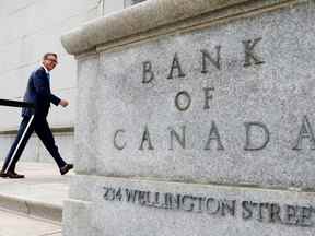 Le gouverneur Tiff Macklem marche à l'extérieur de l'édifice de la Banque du Canada à Ottawa.