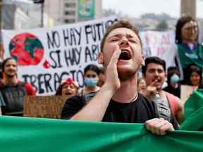 Des manifestants participent à une manifestation contre le changement climatique à Valparaiso, au Chili.