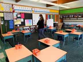 Une enseignante parcourt sa classe à l'école publique junior Hunter's Glen à Scarborough, en Ontario.