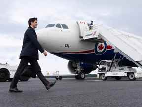 Le premier ministre Justin Trudeau se dirige vers son avion à Ottawa alors qu'il part pour un voyage international de 10 jours le mardi 21 juin 2022. LA PRESSE CANADIENNE/Paul Chiasson