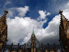 La Tour de la Paix est vue à travers les portes d'entrée de la Colline du Parlement à Ottawa à Ottawa, le 2 mai 2017. Services publics et Approvisionnement Canada dit qu'il enquête sur ce qui a conduit un interprète linguistique de la Colline du Parlement à avoir besoin d'une ambulance la semaine dernière, ajoutant que c'est le troisième hospitalisation ces dernières années.