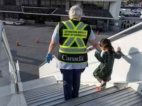 Des réfugiés afghans qui ont appuyé la mission canadienne en Afghanistan arrivent à l'aéroport international Pearson de Toronto le 24 août 2021.