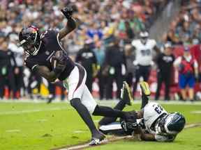 9 octobre 2022 ;  Glendale, Arizona, États-Unis ;  Le receveur large des Cardinals de l'Arizona Marquise Brown (2) dirige le ballon contre la sécurité des Eagles de Philadelphie CJ Gardner-Johnson (23) en première mi-temps au State Farm Stadium.