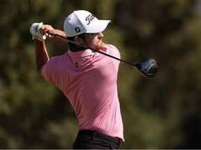 Davis Riley, des États-Unis, frappe son coup de départ au neuvième trou lors du deuxième tour du championnat Fortinet au parcours Silverado Resort and Spa North le 16 septembre 2022 à Napa, en Californie.