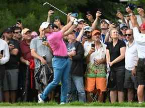 12 juin 2022 ;  Etobicoke, Ontario, CAN;  Rory McIlroy frappe du rugueux au 17e trou lors de la ronde finale de l'Omnium canadien de golf RBC.