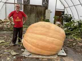 C'est l'Albertain Donald Crews qui se tient à côté de la citrouille la plus lourde de l'histoire du Canada.  Dévoilé au Smoky Lake Great White North Pumpkin Weigh-off ce mois-ci, il pesait 2 537 livres.  Ce n'est pas si loin du record du monde, qui appartient à une citrouille de 2 702 livres cultivée l'année dernière en Italie.