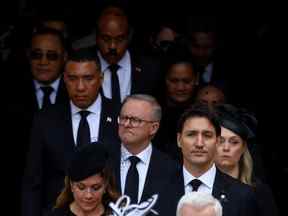 Le premier ministre Justin Trudeau, son épouse Sophie Grégoire Trudeau et le premier ministre jamaïcain Andrew Holness quittent l'abbaye de Westminster le jour des funérailles nationales de la reine Elizabeth II.