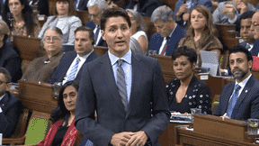 Voici le premier ministre Justin Trudeau qui se lève pendant la période des questions mercredi afin de répondre à une question sur les membres de la délégation canadienne qui ont séjourné dans une chambre d'hôtel à 6 000 $/nuit à Londres à la veille des funérailles de la reine.  Trudeau n'a évidemment pas répondu à la question, disant seulement qu'il s'agissait d'une «grande délégation».