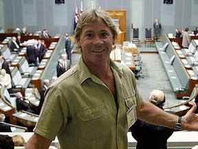 La personnalité de la télévision australienne Steve Irwin portant son short de marque arrive pour entendre le discours du président américain George W Bush devant le parlement national australien à Canberra le 23 octobre 2003. (DAVID GRAY/AFP via Getty Images)