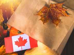 Joyeux Thanksgiving au Canada.  Légumes, citrouilles, courges, pommes, feuilles d'érable et de chêne, glands sur fond bois.  Récolte et feuilles d'automne jaunes sur une table en bois.