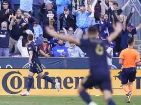 Mikael Uhre, de l'Union de Philadelphie, célèbre après avoir marqué un but en première mi-temps contre le Toronto FC, le dimanche 9 octobre 2022, à Chester, en Pennsylvanie.