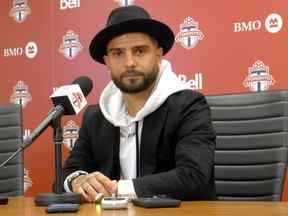 Lorenzo Insigne du Toronto FC s'entretient avec les médias lors d'une disponibilité de fin de saison à Toronto.