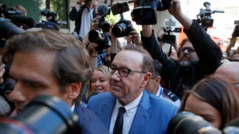 Procès de Kevin Spacey : l'avocat de la défense teste positif pour COVID
	
	
