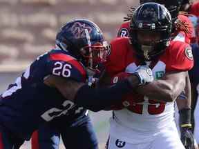 Tyrice Beverette des Alouettes de Montréal s'attaque à William Powell du Rouge et Noir d'Ottawa lors d'un match de la LCF à Montréal lundi.  Les Rougenoirs ont gagné 24-18.  Pierre Obendrauf/Réseau Postmédia