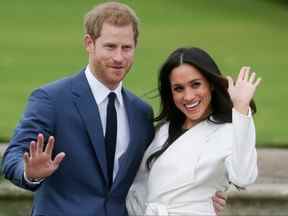 Cette photo d'archive prise le 27 novembre 2017 montre le prince Harry et sa fiancée Meghan Markle posant pour une photo dans le Sunken Garden du palais de Kensington à l'ouest de Londres après l'annonce de leurs fiançailles.