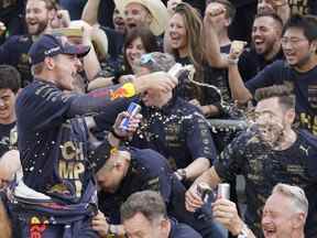 Le pilote Red Bull Max Verstappen, des Pays-Bas, célèbre avec l'équipe Red Bull après la course automobile du Grand Prix américain de Formule 1 sur le Circuit des Amériques, dimanche 23 octobre 2022, à Austin, Texas.  Verstappen a remporté la course et l'équipe Red Bull a remporté le championnat des constructeurs.