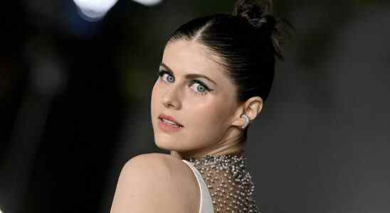 Regardez Alexandra Daddario passer de la serviette au glamour pour l'événement de l'Académie dans une nouvelle vidéo amusante