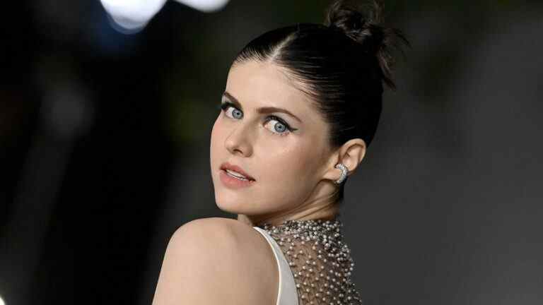 Regardez Alexandra Daddario passer de la serviette au glamour pour l'événement de l'Académie dans une nouvelle vidéo amusante
