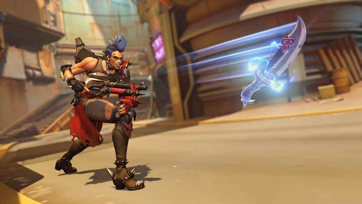 Junker Queen lance son couteau brillant, Gracie, sur un adversaire hors écran sur la carte Junkertown dans une capture d'écran d'Overwatch 2