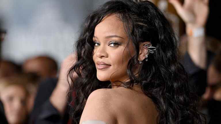 Rihanna revient à la musique avec "Lift Me Up"
