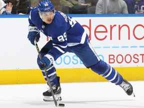 Nick Robertson des Maple Leafs de Toronto patine avec la rondelle contre le Seattle Kraken au Scotiabank Arena le 8 mars 2022 à Toronto.