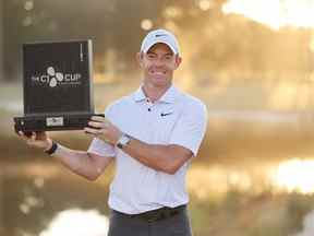 Rory McIlroy, d'Irlande du Nord, célèbre avec le trophée après avoir remporté le dernier tour de la CJ Cup au Congaree Golf Club le 23 octobre 2022 à Ridgeland, en Caroline du Sud.