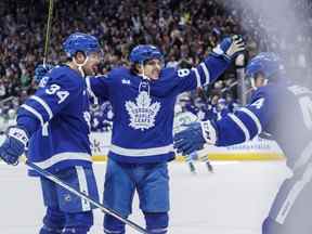 Nick Robertson (89) des Maple Leafs, le centre Auston Matthews (34) et le défenseur Morgan Rielly célèbrent le but de Robertson en prolongation contre les Stars de Dallas à Toronto le jeudi 20 octobre 2022.