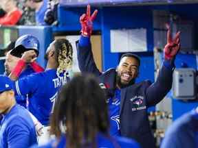 Teoscar Hernandez des Blue Jays de Toronto célèbre son coup de circuit contre les Red Sox de Boston en pirogue lors de la deuxième manche du match de la MLB au Rogers Center le 2 octobre 2022 à Toronto, Ontario, Canada.