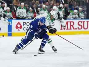 Justin Holl des Maple Leafs (à gauche) se bat pour la rondelle avec Mason Marchment des Dallas Stars lors de la deuxième période à la Scotiabank Arena le jeudi 20 octobre 2022.