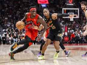 Pascal Siakam des Raptors de Toronto affronte Isaac Okoro des Cavaliers de Cleveland au cours de la seconde mi-temps à la Scotiabank Arena le 19 octobre 2022 à Toronto, Canada.