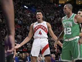 14 octobre 2022 ;  Montréal, Québec, CAN;  L'attaquant des Raptors de Toronto Scottie Barnes (4) réagit après un jeu au cours du deuxième quart contre les Celtics de Boston au Centre Bell.