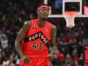 26 octobre 2022 ;  Toronto, Ontario, CAN ;  L'attaquant des Raptors de Toronto Pascal Siakam (43 ans) réagit après avoir fait un panier contre les 76ers de Philadelphie en première mi-temps à la Scotiabank Arena.