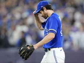 Jordan Romano des Blue Jays de Toronto retourne à l'abri après avoir été relevé contre les Mariners de Seattle lors de la neuvième manche du deuxième match de la série Wild Card de la Ligue américaine au Rogers Center le 08 octobre 2022 à Toronto, Ontario.