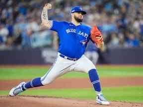 Alek Manoah, n ° 6, des Blue Jays de Toronto lance aux Mariners de Seattle lors de la première manche du premier match de leur série AL Wild Card au Rogers Center le 7 octobre 2022 à Toronto, Ontario, Canada.