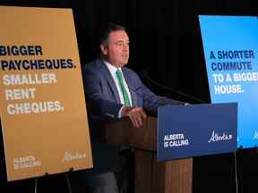 Le premier ministre de l'Alberta, Jason Kenney, prend la parole lors d'une conférence de presse à Calgary au sujet d'une nouvelle campagne visant à attirer des travailleurs dans la province, le 15 août.