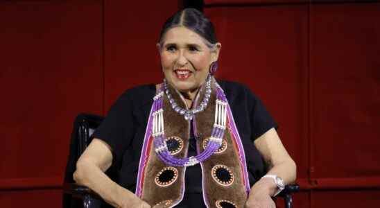 Sacheen Littlefeather, militante qui a pris la scène pour refuser l'Oscar de Marlon Brando, décède à 75 ans