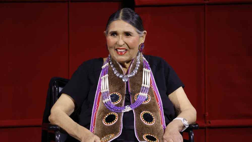 Sacheen Littlefeather, militante qui a pris la scène pour refuser l'Oscar de Marlon Brando, décède à 75 ans
	
	
