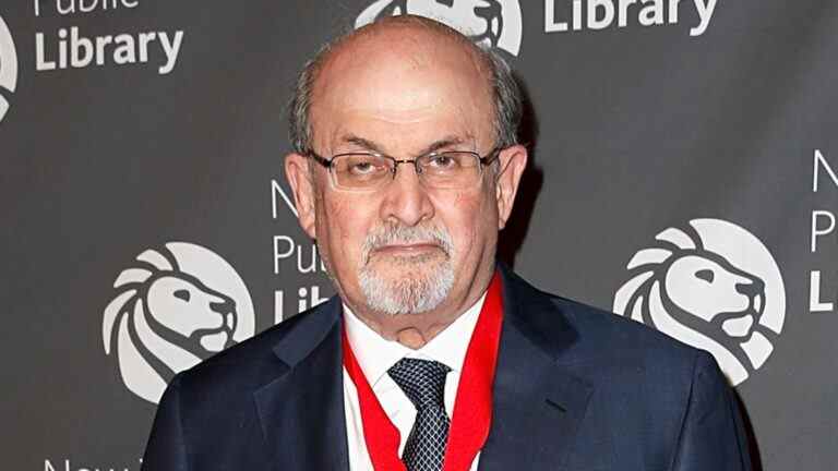 Salman Rushdie récupère après l'attaque mais a perdu la vue des yeux et l'usage de la main, selon l'agent
