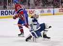 L'attaquant des Maple Leafs Michael Bunting célèbre après avoir marqué un but contre les Canadiens de Montréal lors de la première période au Centre Bell. 