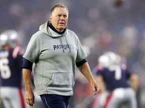 L'entraîneur-chef des Patriots de la Nouvelle-Angleterre, Bill Belichick, avant un match contre les Bears de Chicago à Foxborough, Massachusetts, le 24 octobre 2022.