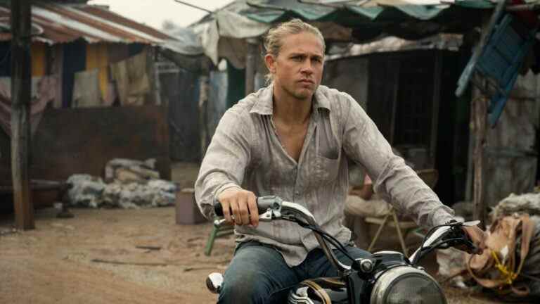 'Shantaram': Charlie Hunnam détaille son combat dans Return to TV (VIDEO)
