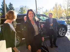 Danielle Smith entre à Government House avant d'être assermentée en tant que première ministre de l'Alberta le mardi 11 octobre 2022 à Edmonton.