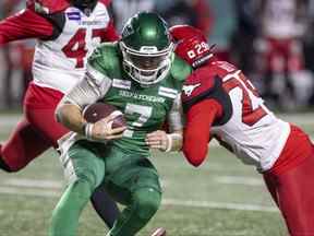 REGINA, SASK : 28 novembre 2021 - Le quart-arrière des Roughriders de la Saskatchewan Cody Fajardo (7) reçoit des coups sûrs du demi défensif des Stampeders de Calgary Jamar Wall (29) lors de la demi-finale de la division Ouest de la LCF au Mosaic Stadium le dimanche 28 novembre 2021 à Regina .  TROY FLEECE / Régina Leader-Post