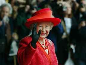 La reine Elizabeth II fait la vague alors qu'elle quitte l'hôtel Royal York à Toronto le vendredi 11 octobre 2002. La Reine est partie pour le Nouveau-Brunswick où elle poursuivra sa tournée de douze jours du Jubilé d'or du Canada.