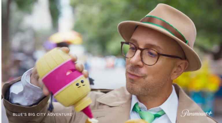 Steve Burns, animateur original de « Blue's Clues », reprend son rôle aux côtés des successeurs dans la première bande-annonce de « Blue's Big City Adventure »
	
	
