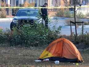 La GRC de Burnaby sur les lieux après le coup de couteau mortel du const.  Shaelyn Yang au parc Broadview à Burnaby.