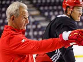 L'entraîneur-chef des Flames de Calgary Darryl Sutter lors du camp d'entraînement de hockey de la LNH à Calgary le vendredi 23 septembre 2022. Al Charest / Postmedia