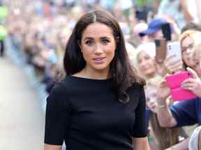 Meghan, duchesse de Sussex rencontre des membres de la promenade publique au château de Windsor - 2022 - Getty