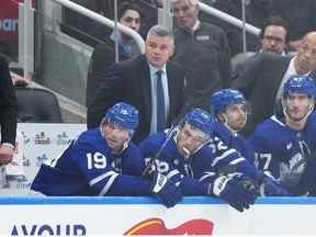 L'entraîneur-chef des Maple Leafs de Toronto, Sheldon Keefe, regarde le jeu contre les Coyotes de l'Arizona au cours de la troisième période à la Scotiabank Arena.