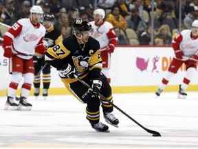 27 sept. 2022 ;  Pittsburgh, Pennsylvanie, États-Unis ;  Le centre des Penguins de Pittsburgh Sidney Crosby (87) gère la rondelle contre les Red Wings de Detroit lors de la première période au PPG Paints Arena.